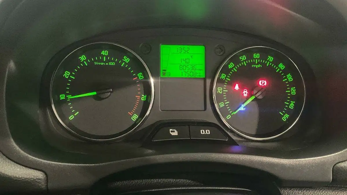 2013-skoda-fabia-12-se-70bhp-hatchback-1198cc-big-8