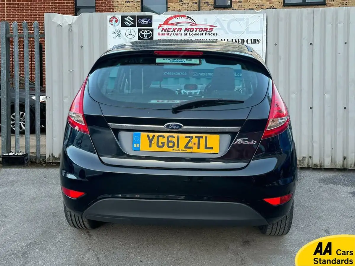 2011-ford-fiesta-125-zetec-5d-big-2