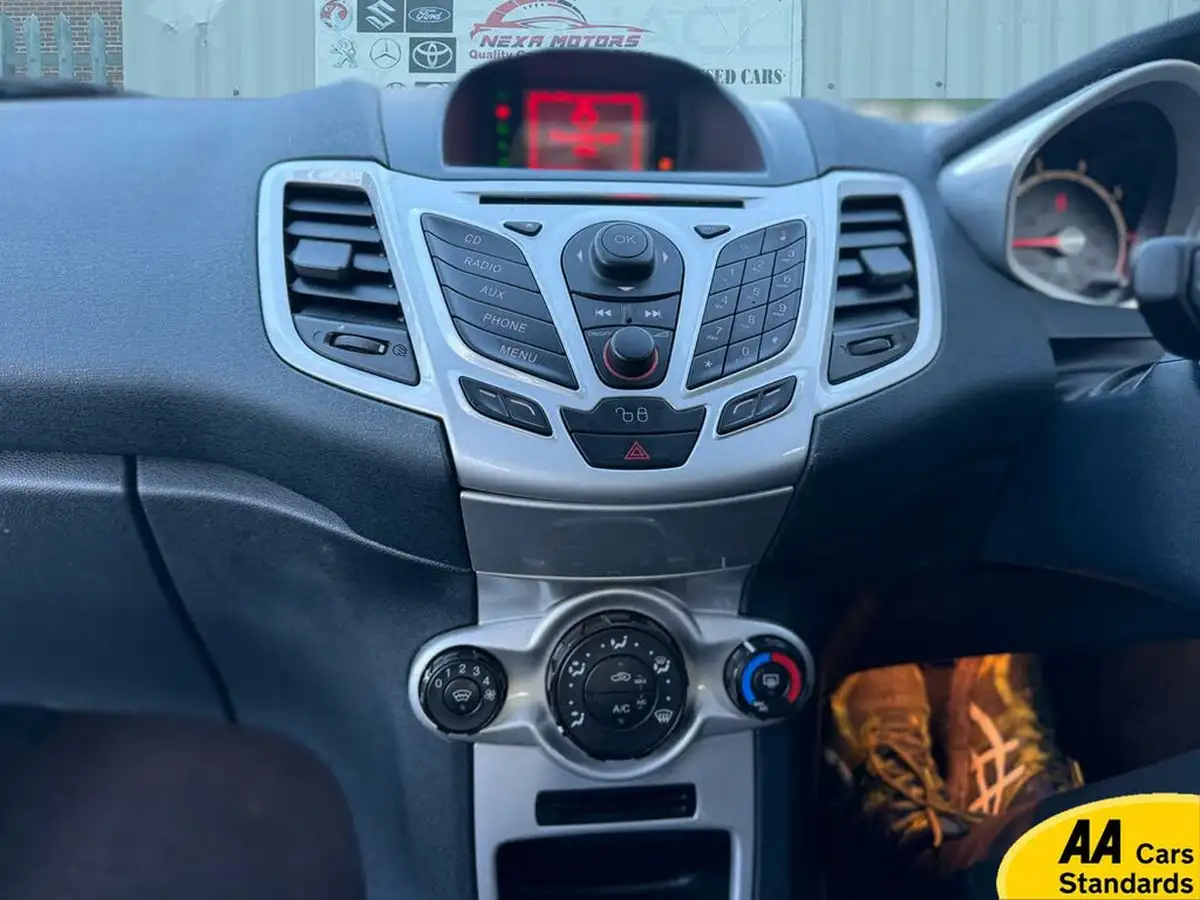2011-ford-fiesta-125-zetec-5d-big-26
