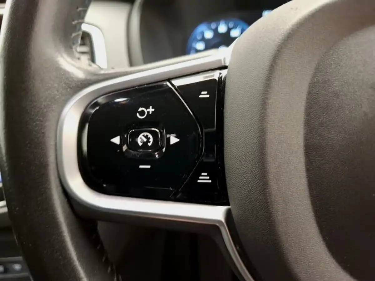 2019-volvo-xc90-20-t8-inscription-390bhp-big-16