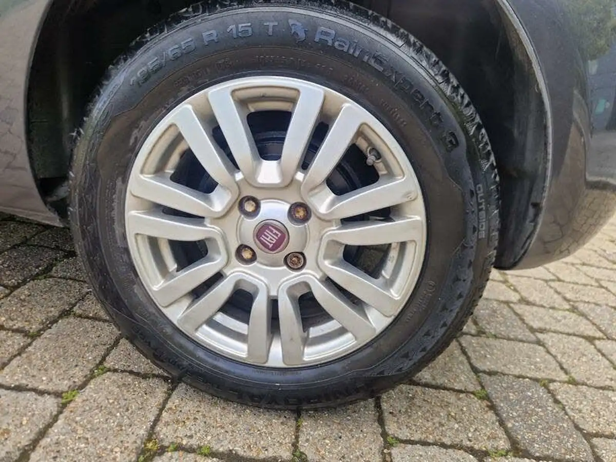2012-fiat-punto-14-easy-77bhp-5d-dualogic-big-27