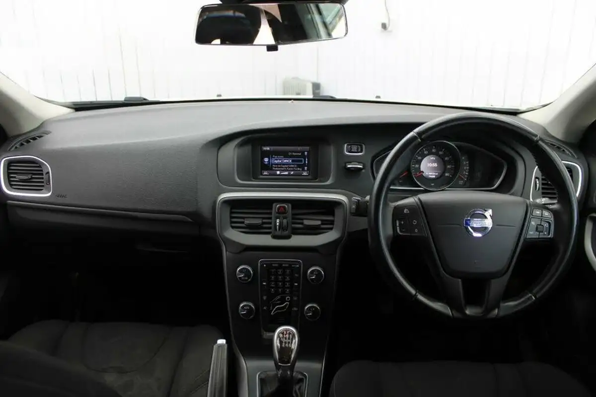 2013-volvo-v40-16-t2-es-big-18