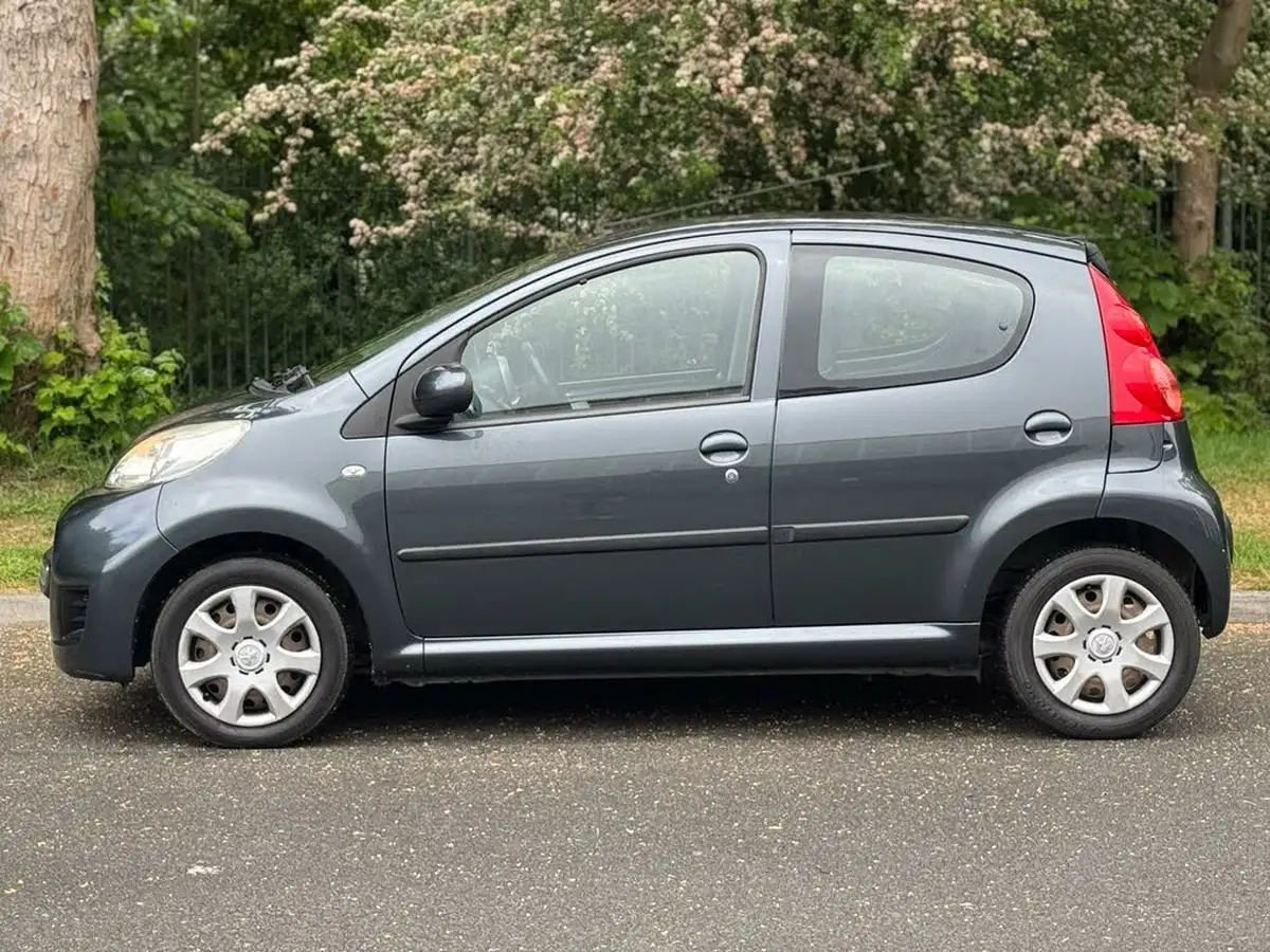 2012-peugeot-107-10-urban-5d-big-11