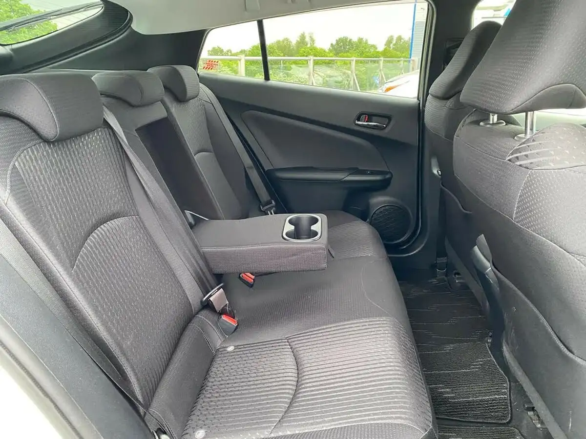 2017-toyota-prius-big-26