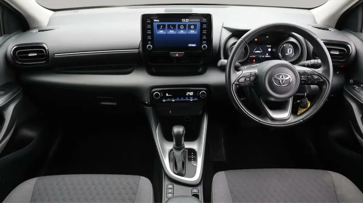 2021-toyota-yaris-15-vvt-i-design-big-13