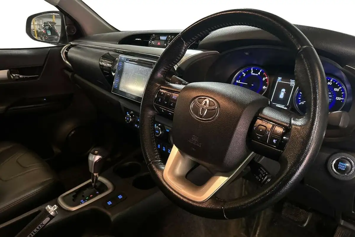 2018-toyota-hi-lux-24d-invincible-ss-auto-big-6