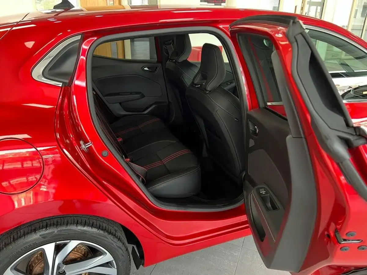 2020-renault-clio-13-tce-rs-line-big-51