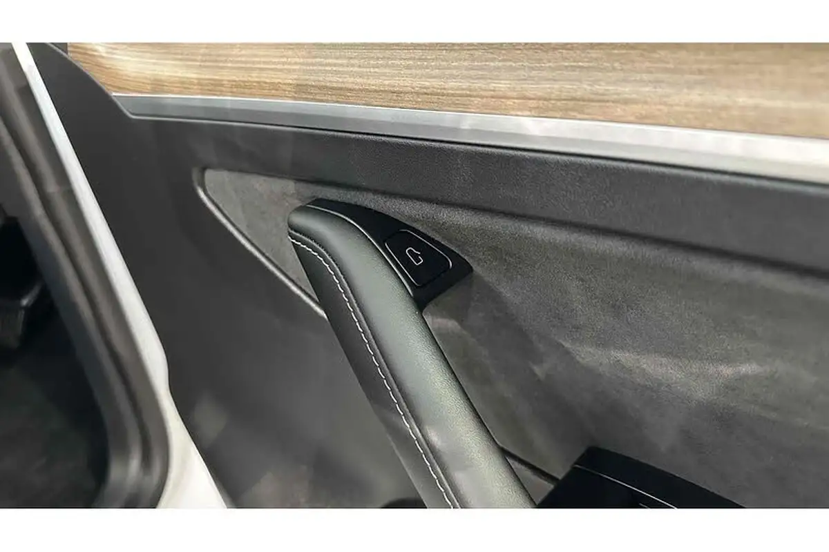 2022-tesla-model-y-e-long-range-big-32