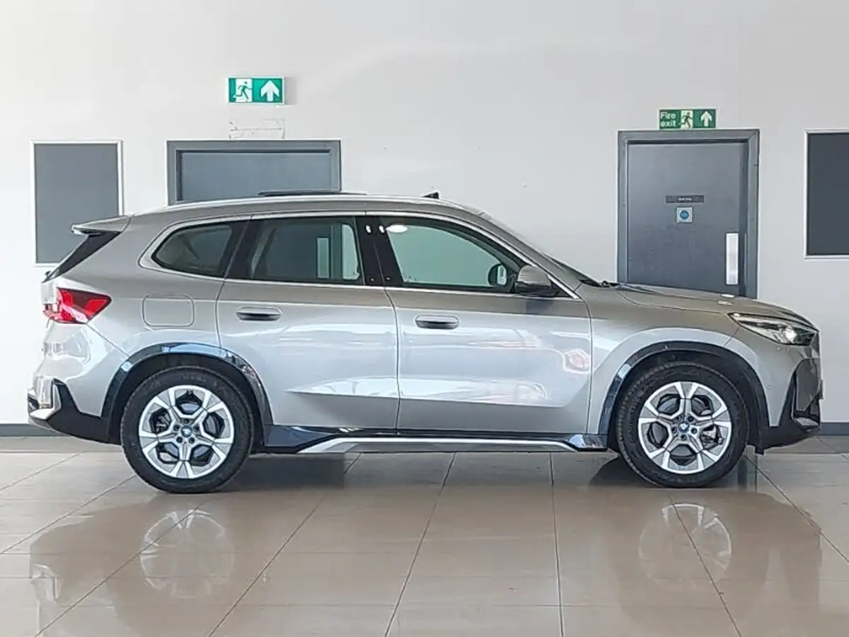 2023-bmw-ix1-e-xdrive30-xline-big-2
