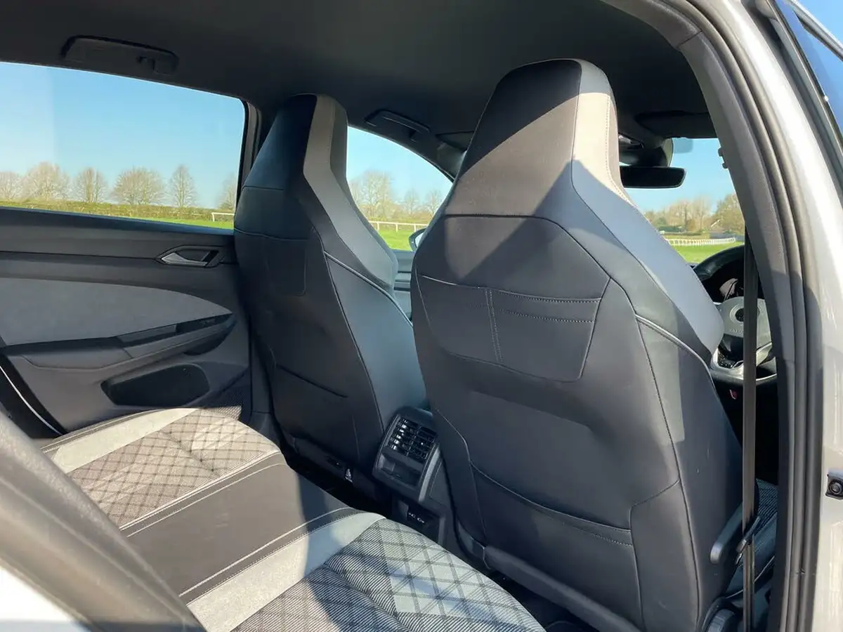 2021-volkswagen-golf-big-22