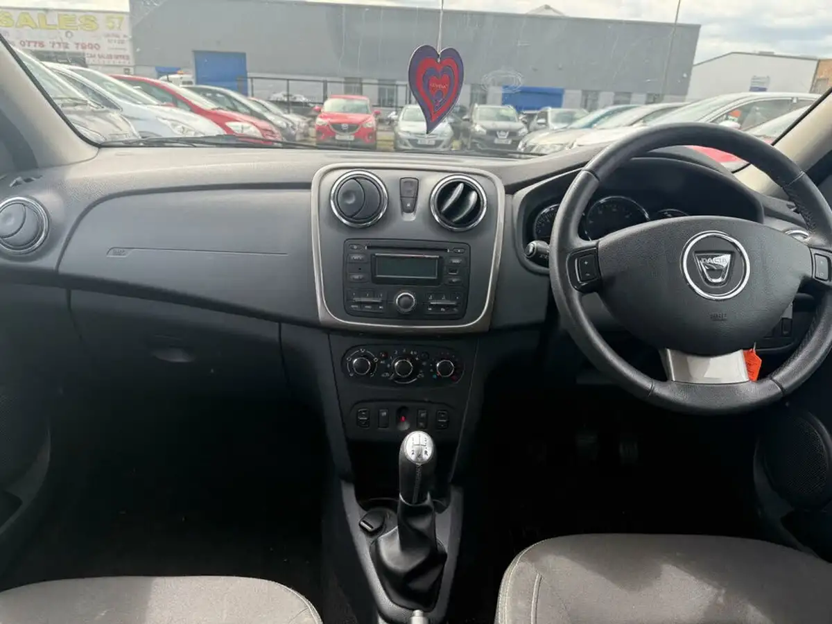 2015-dacia-sandero-09-laureate-big-10