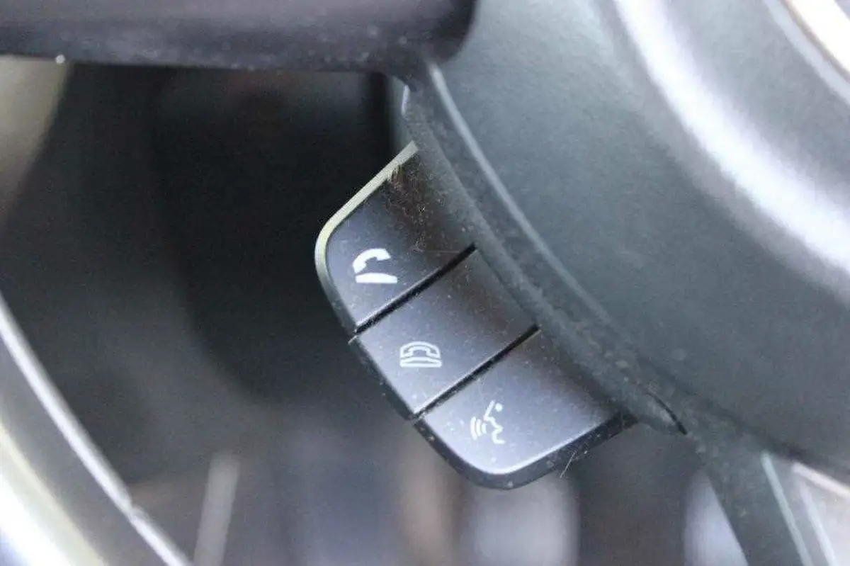 2019-suzuki-swift-12-dualjet-attitude-big-26