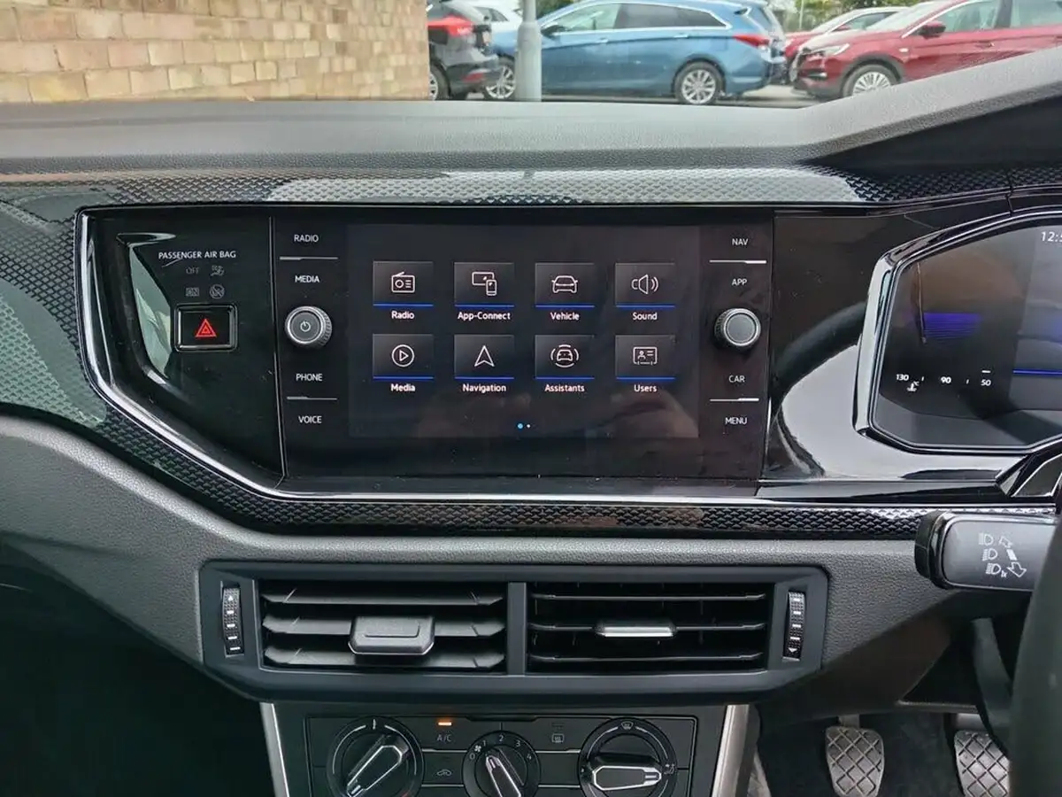 2023-volkswagen-polo-10-life-big-4