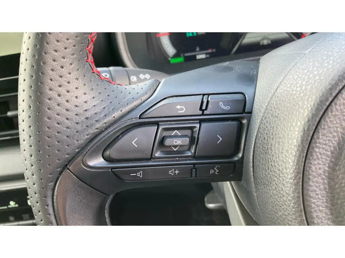 2024-toyota-yaris-15-vvt-i-gr-sport-128bhp-big-19