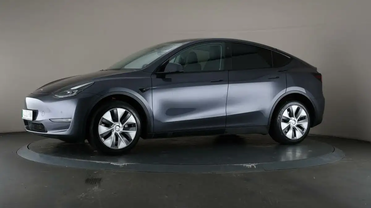 2022-tesla-model-y-e-long-range-big-32
