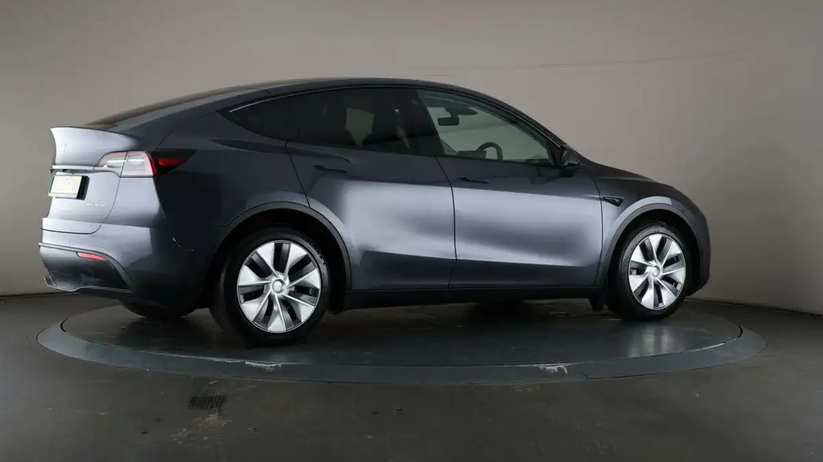 2022-tesla-model-y-e-long-range-big-56