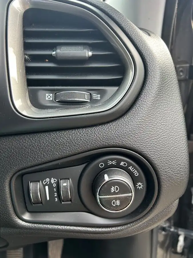 2019-jeep-renegade-10-gse-limited-big-12