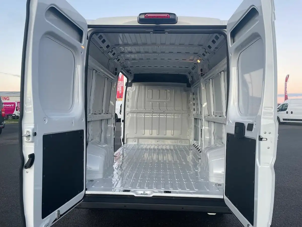 2025-vauxhall-movano-big-15