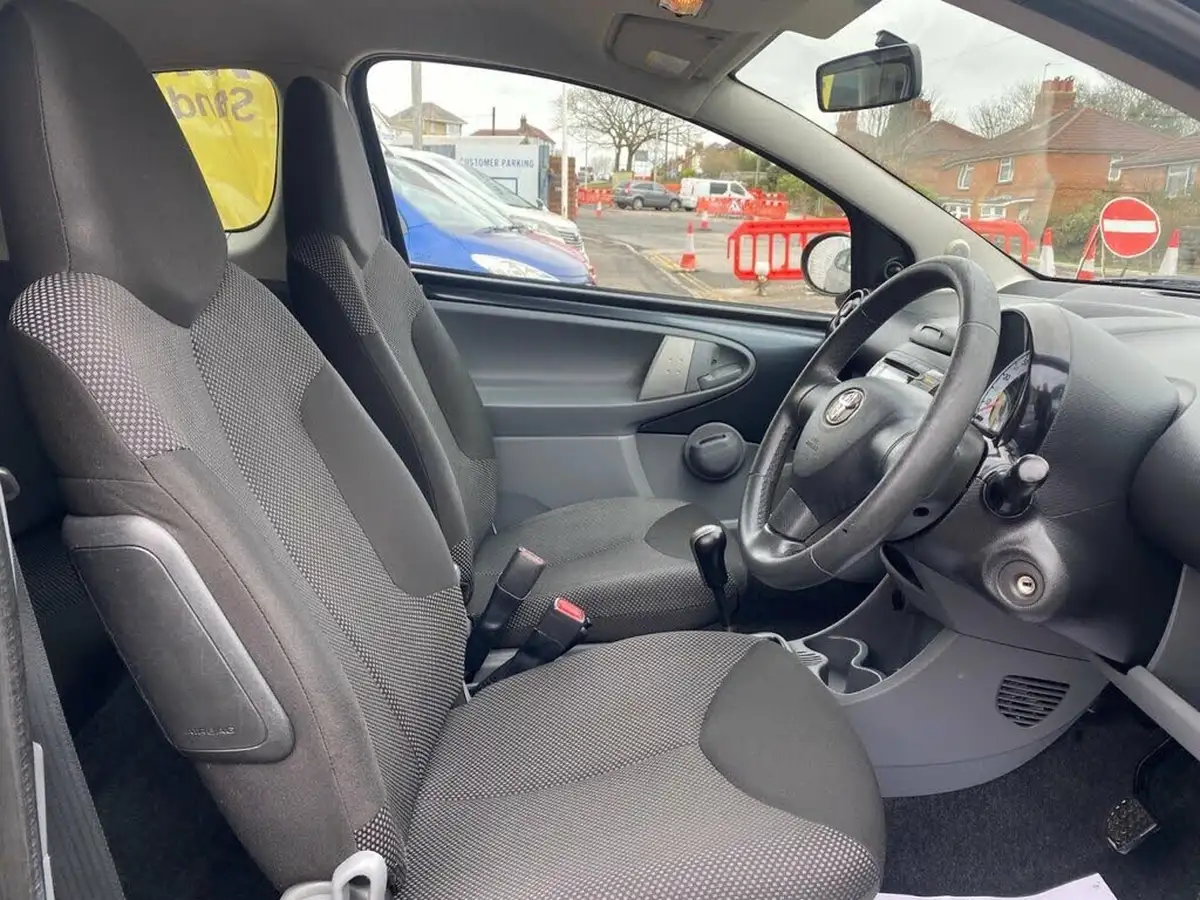 2011-toyota-aygo-10-aygo-go-vvt-i-3d-big-8
