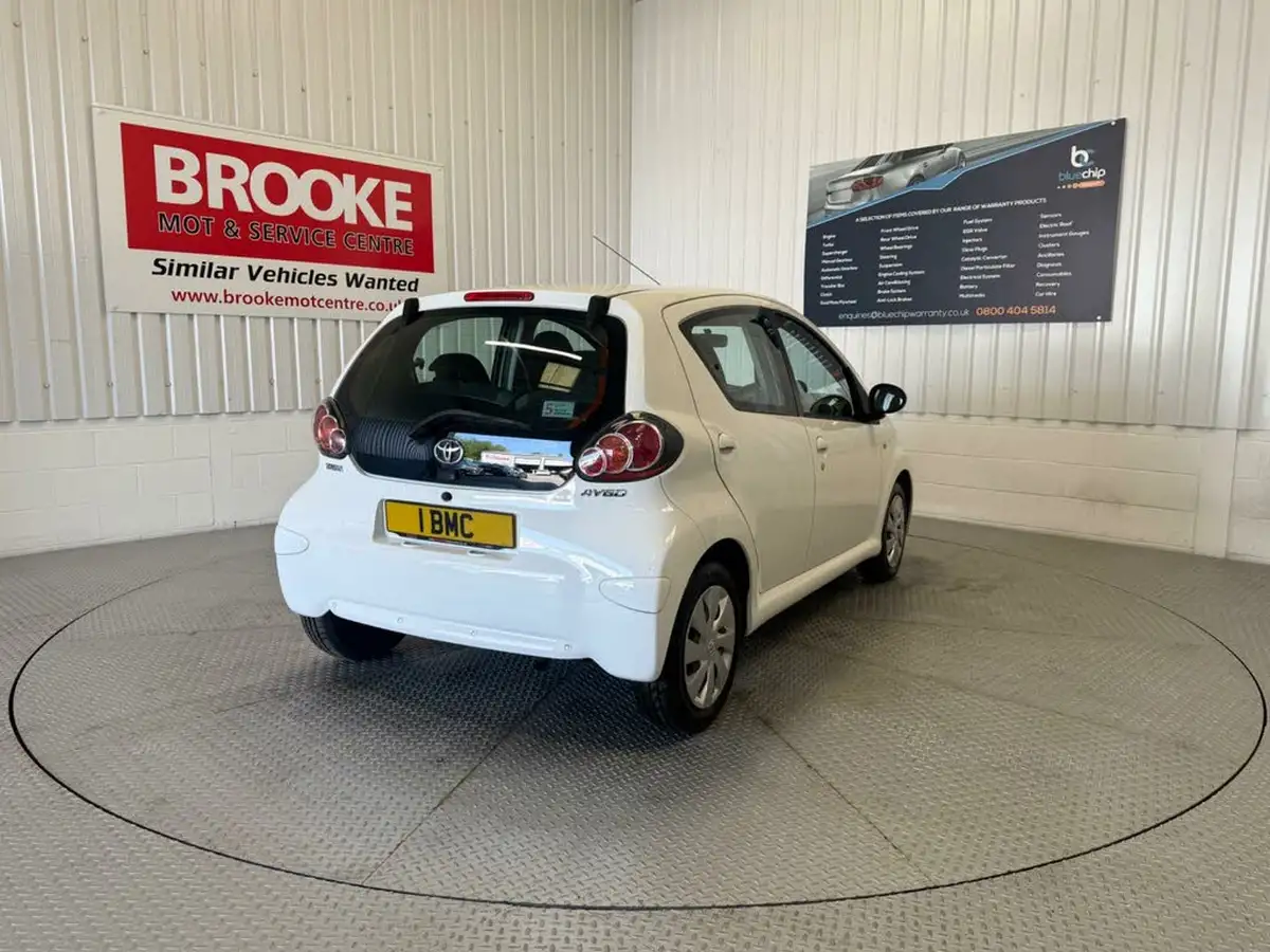 2013-toyota-aygo-10-move-5d-big-4