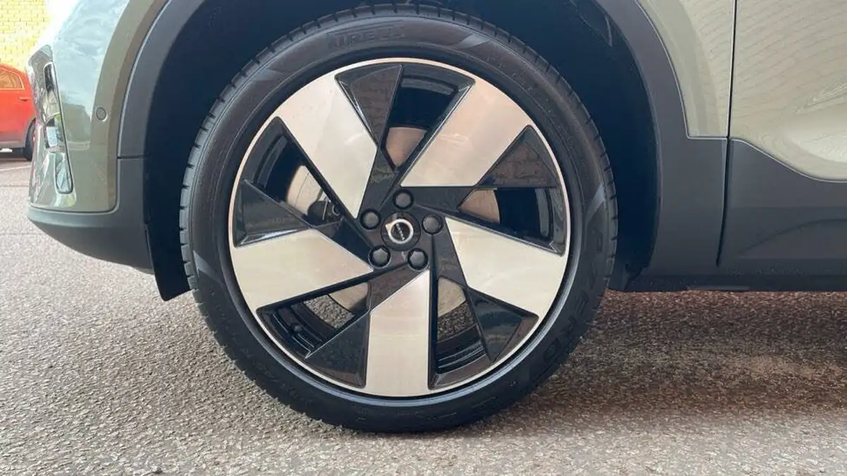 2025-volvo-ex40-e-ultra-big-46