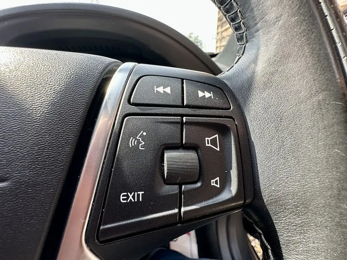 2016-volvo-xc60-20td-d4-r-design-nav-geartronic-big-19