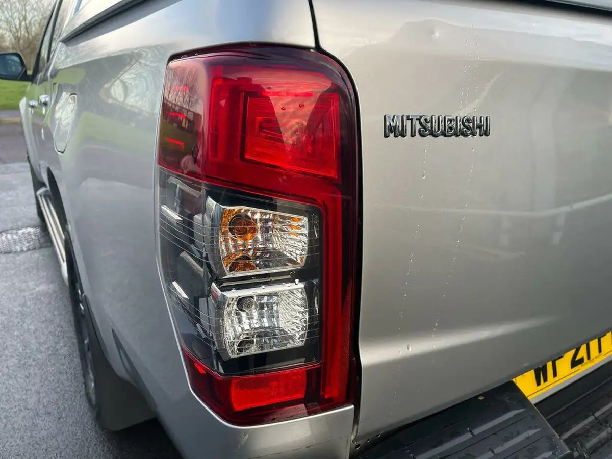 2021-mitsubishi-l200-22di-d-barbarian-auto-big-35