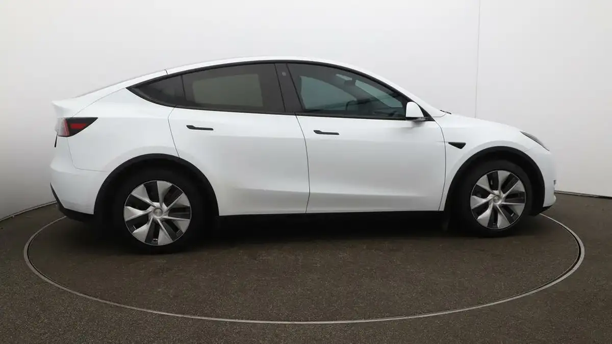 2022-tesla-model-y-e-rwd-big-41