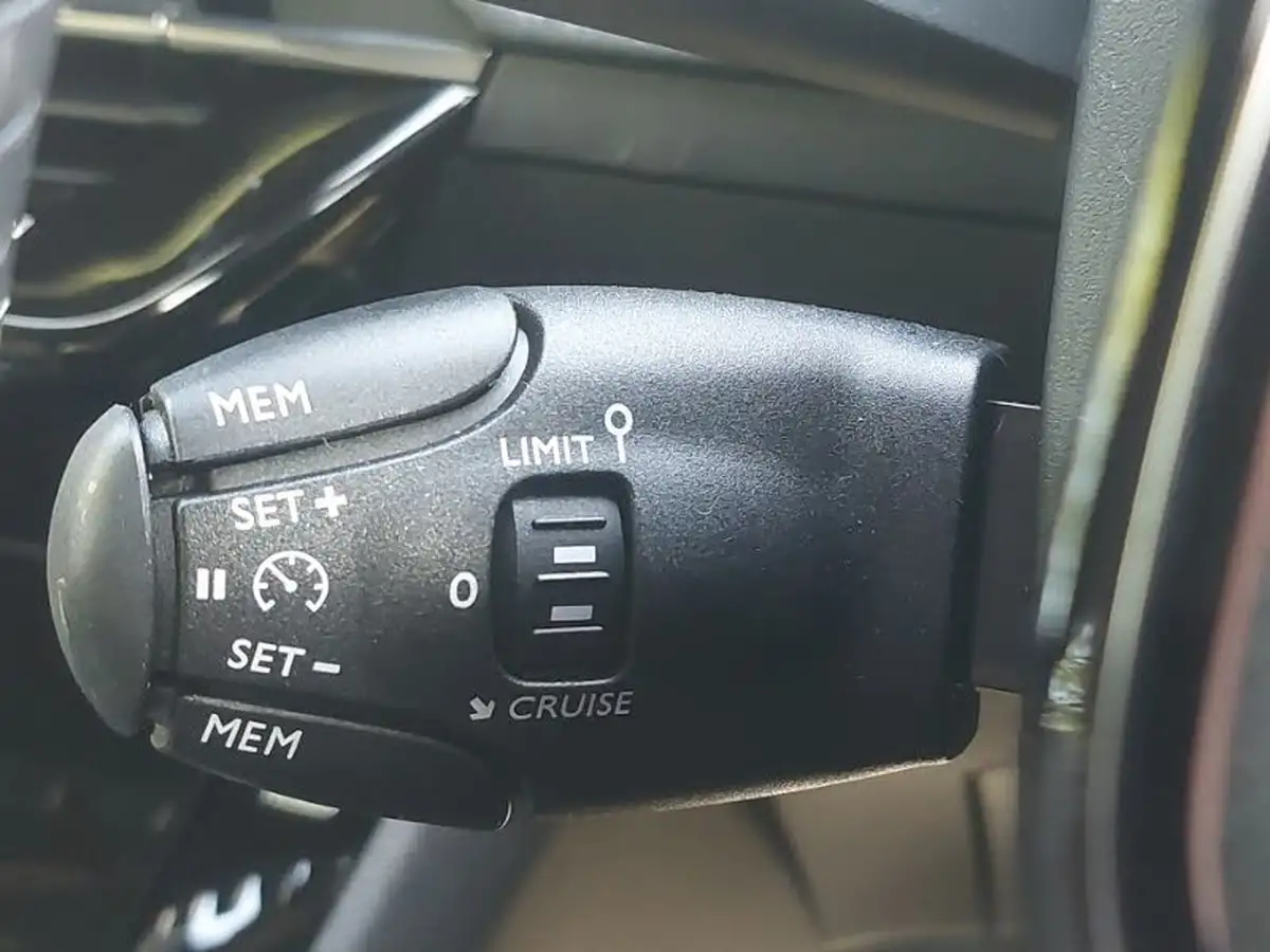 2025-peugeot-2008-suv-12-puretech-allure-130ps-big-18