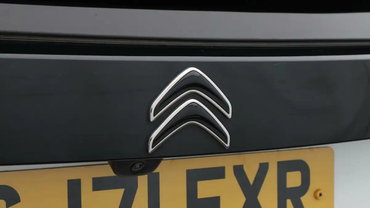 2022-citroen-c4-e-shine-big-22