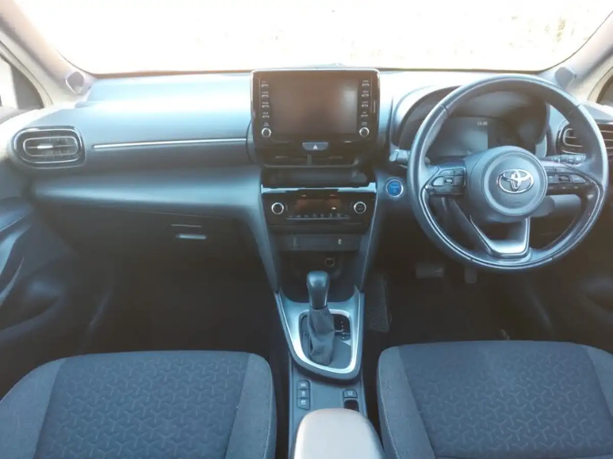 2022-toyota-yaris-15-vvt-i-design-panoramic-roof-big-2