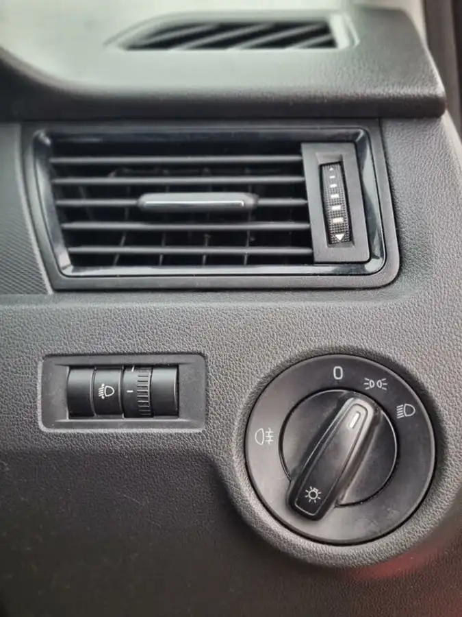 2013-skoda-rapid-12-se-86ps-big-15