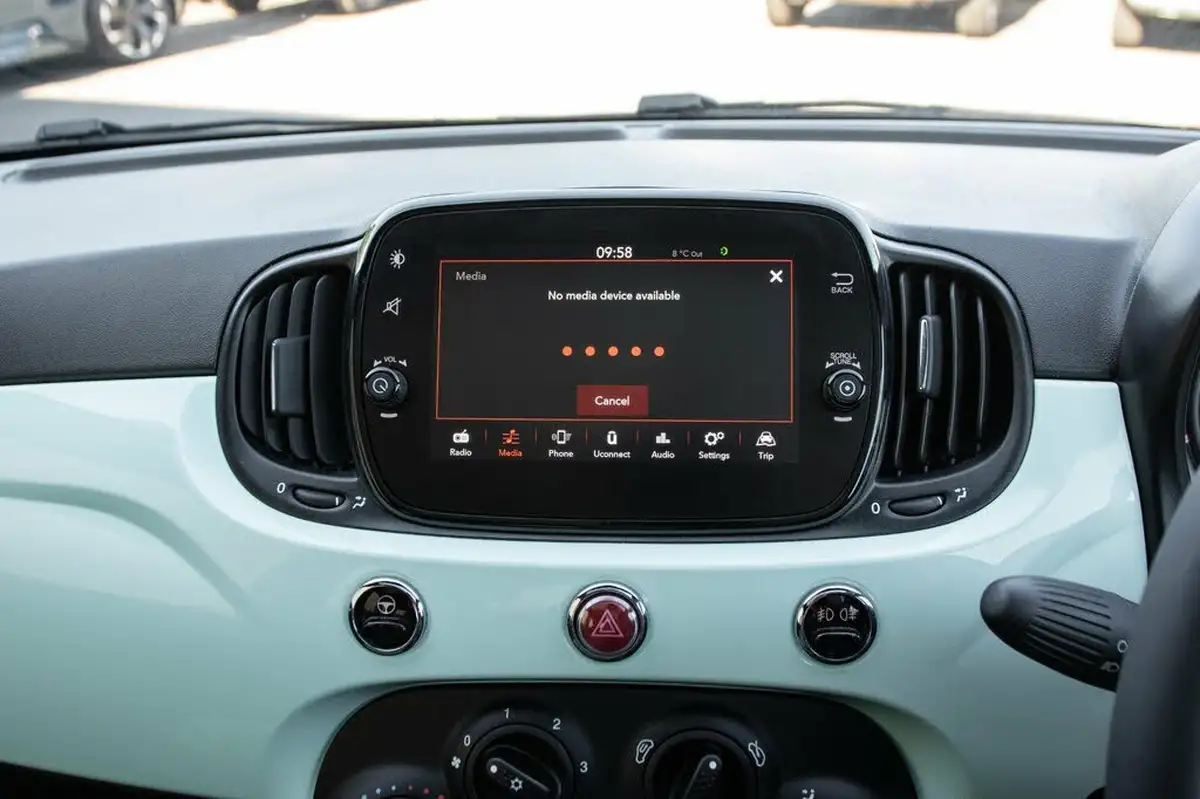 2021-fiat-500-10-lounge-big-22
