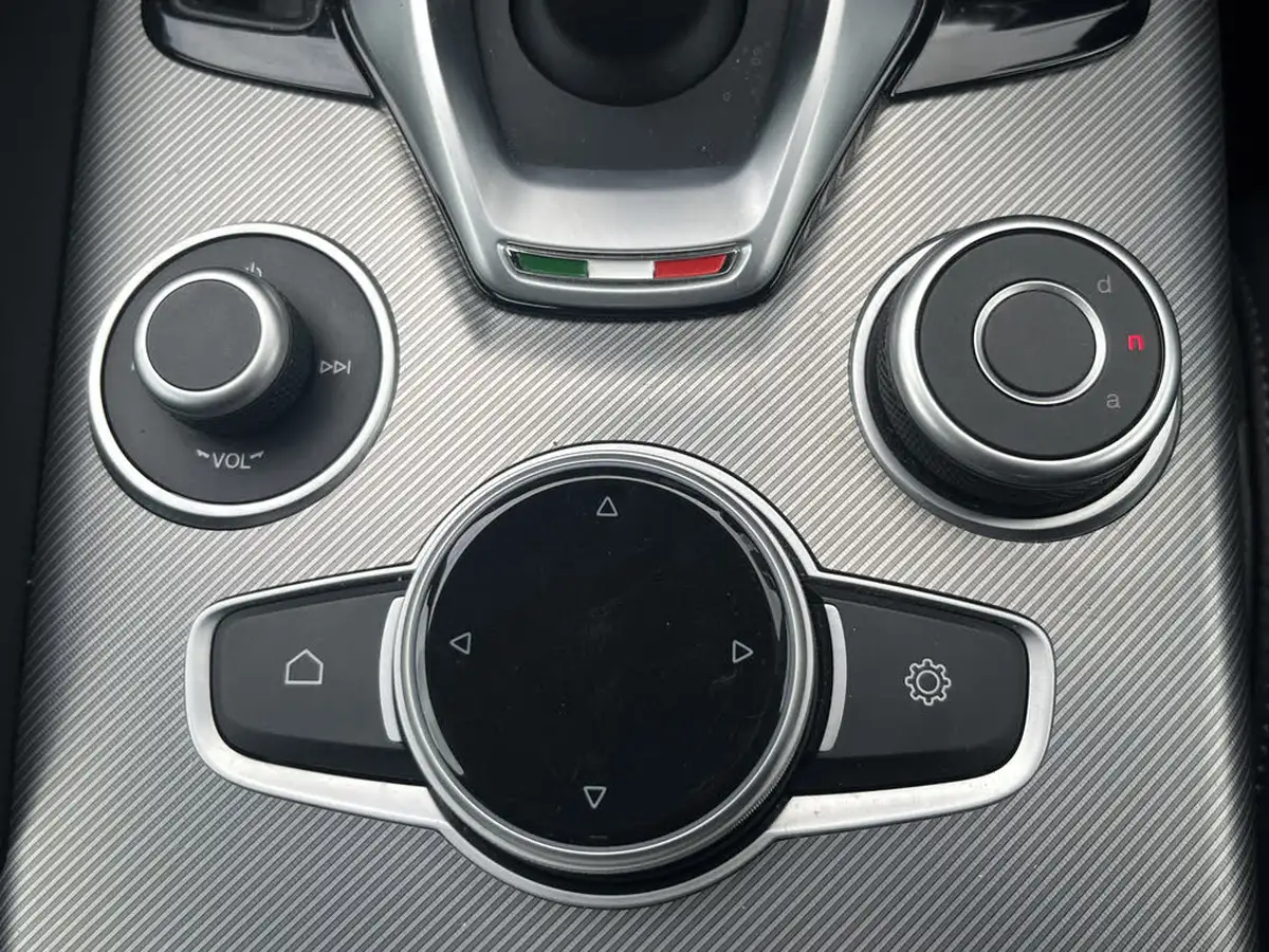 2022-alfa-romeo-giulia-20-veloce-big-44