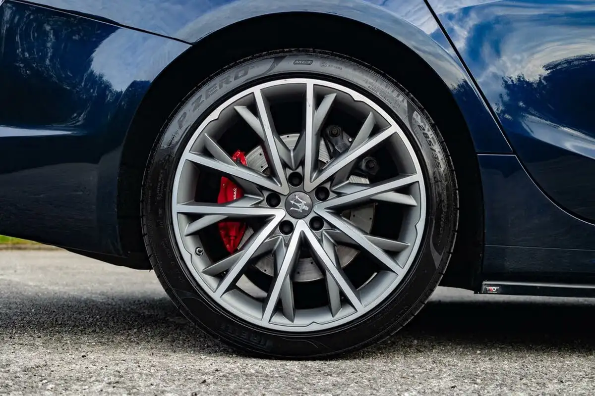 2020-maserati-ghibli-30td-gransport-big-27