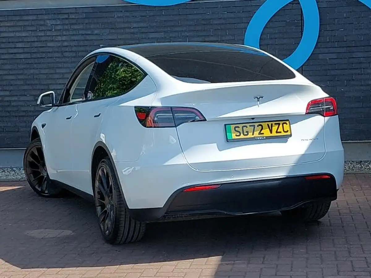 2022-tesla-model-y-e-long-range-big-1