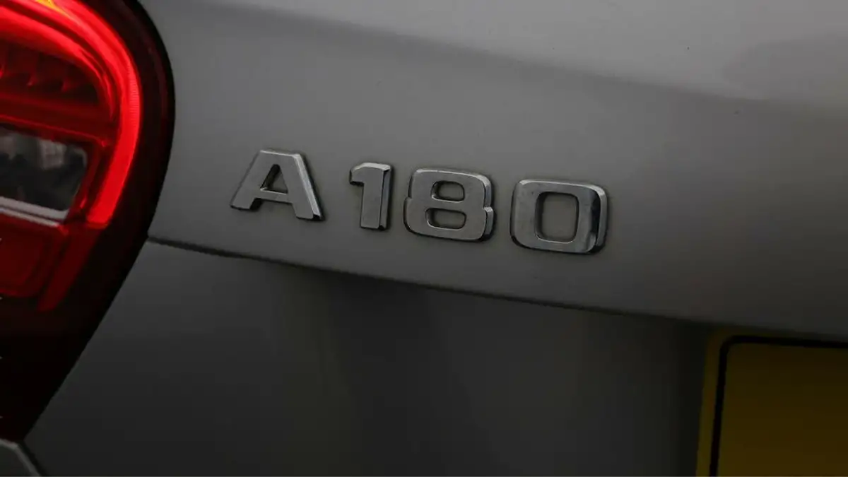 2018-mercedes-benz-a-class-16-a180-amg-line-ss-big-19