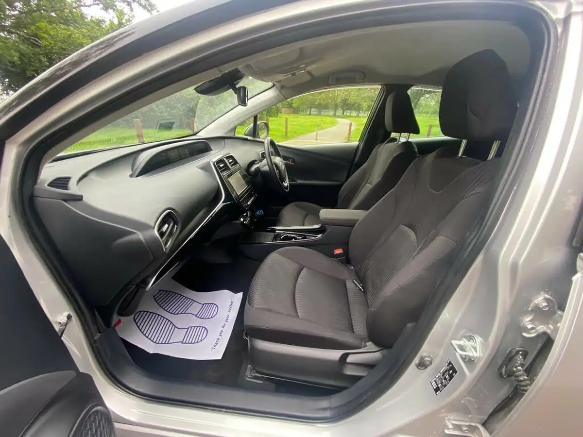 2019-toyota-prius-big-44
