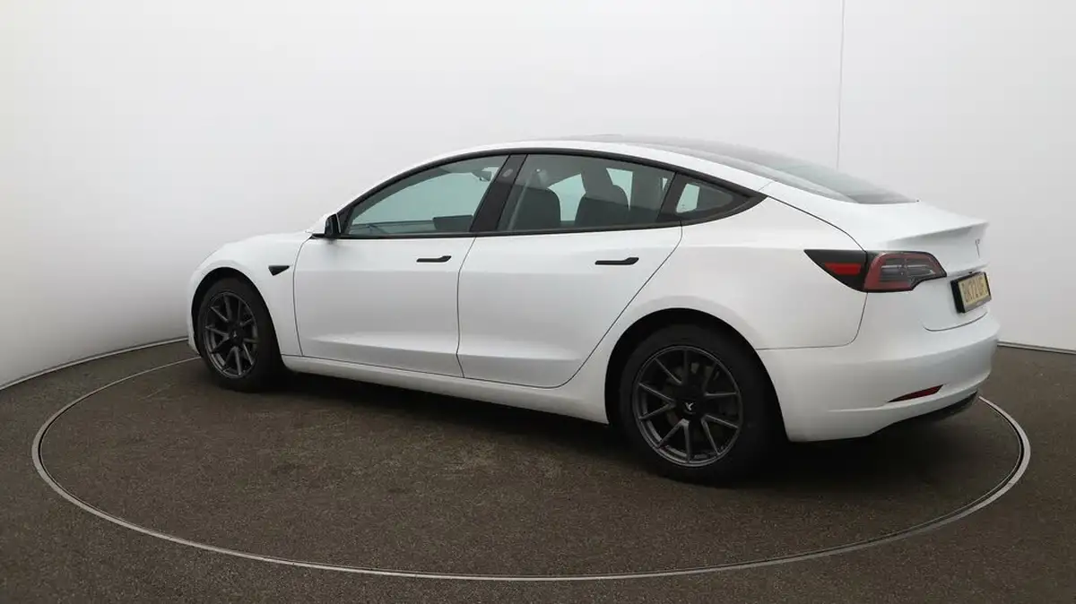 2022-tesla-model-3-e-rwd-big-27