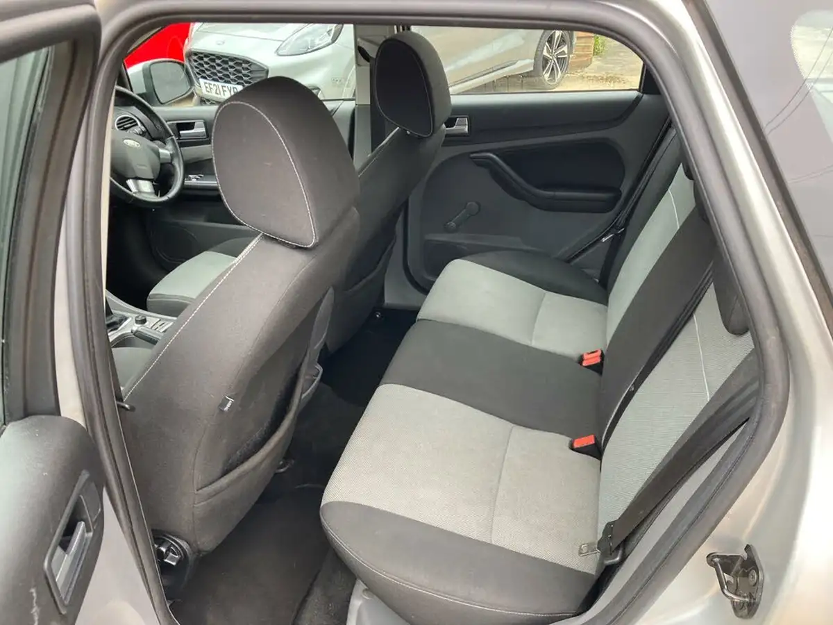2010-ford-focus-16-titanium-estate-big-4