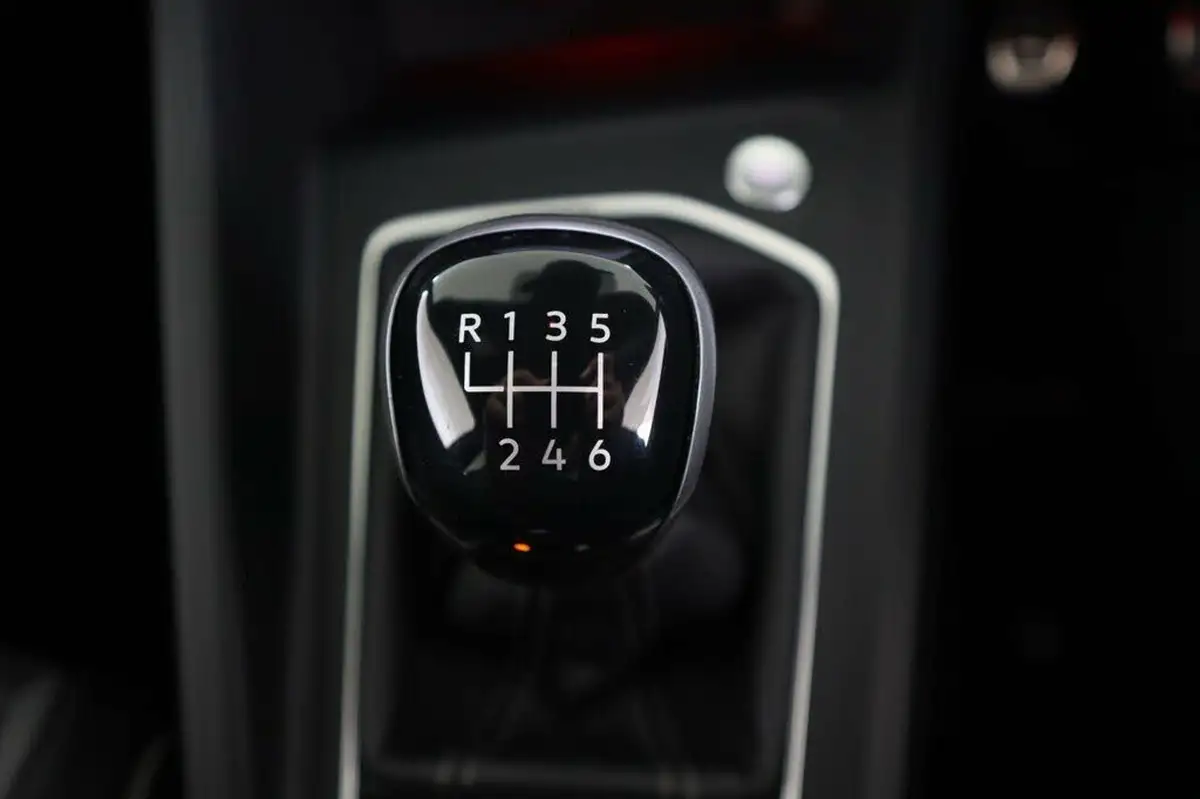 2022-volkswagen-golf-15-tsi-r-line-130ps-hatchback-big-17