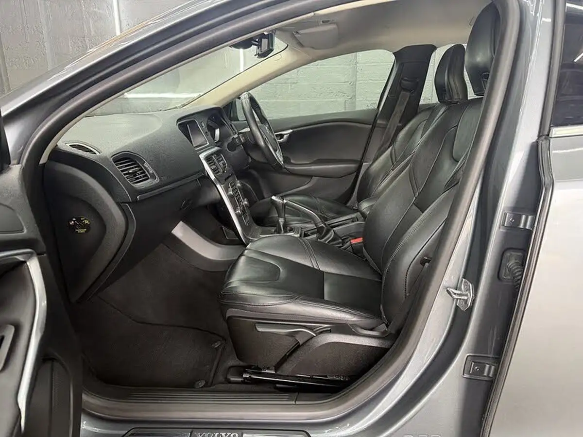 2016-volvo-v40-20td-d3-se-lux-big-42
