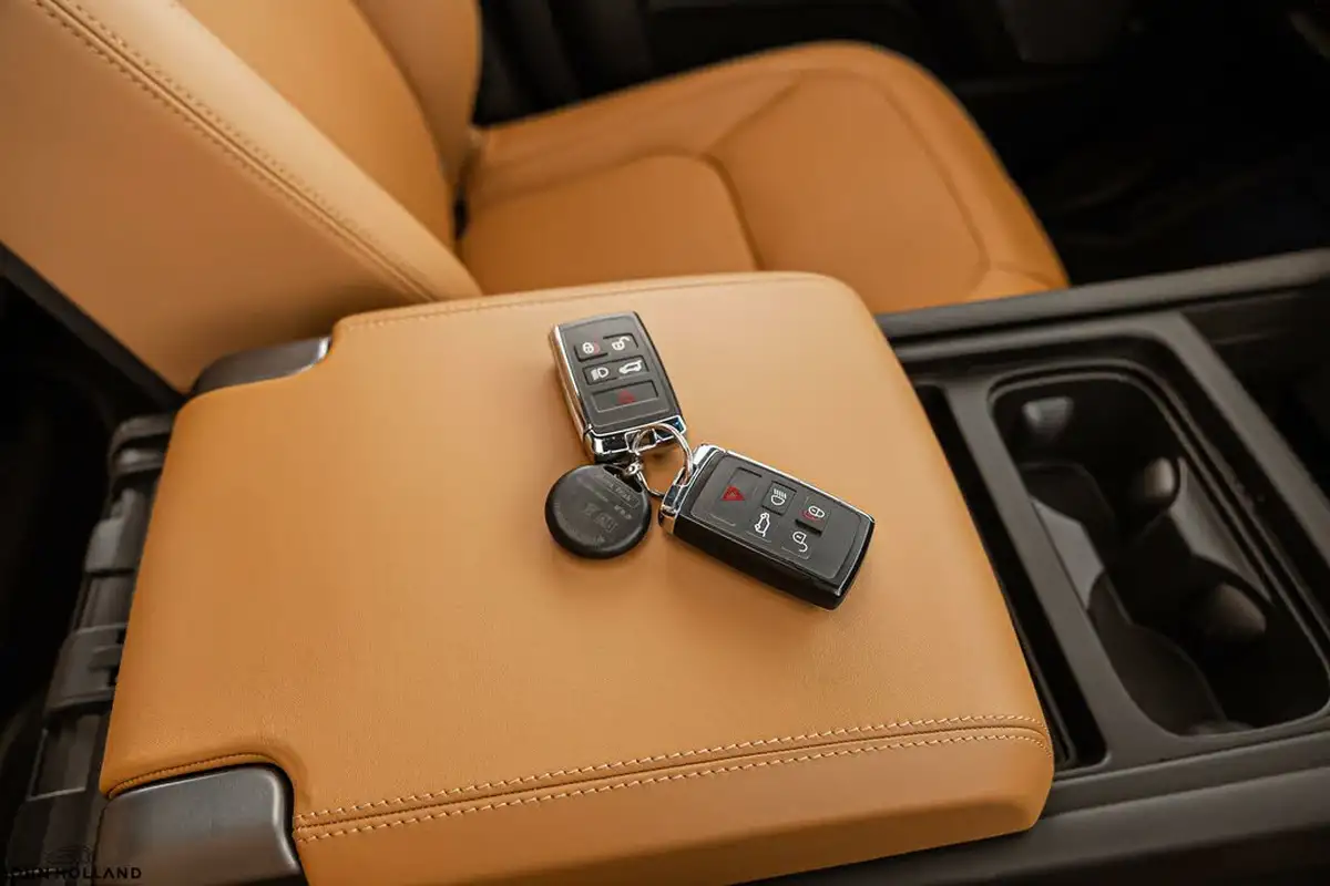 2022-land-rover-110-defender-50-p525-v8-big-48