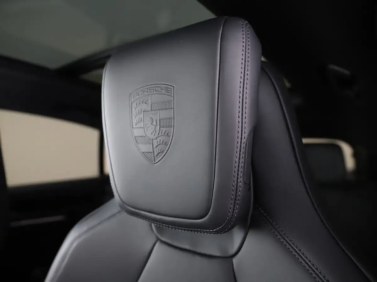 2025-porsche-macan-e-4s-electric-big-17