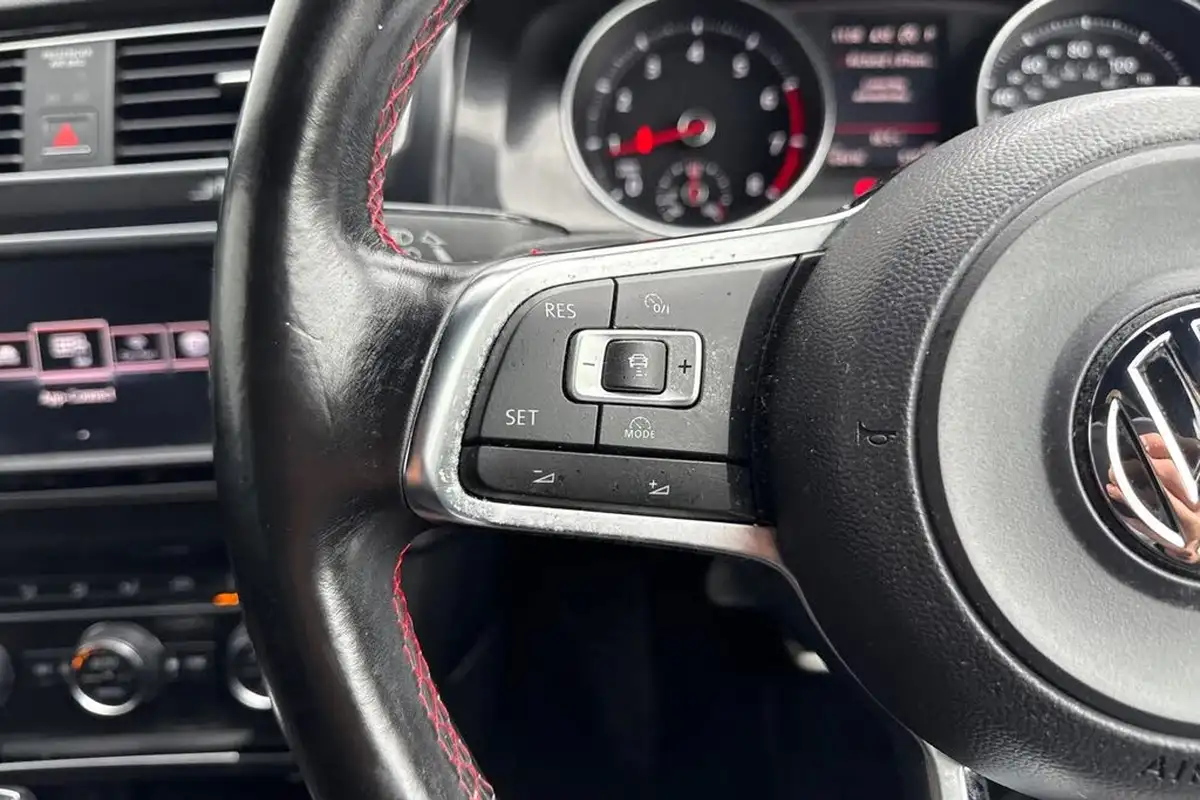 2016-volkswagen-golf-20-tsi-gti-220ps-hatchback-5d-dsg-big-39