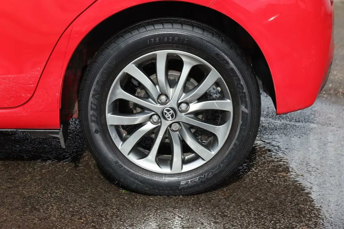 2016-toyota-yaris-10-vvt-i-icon-5d-big-17