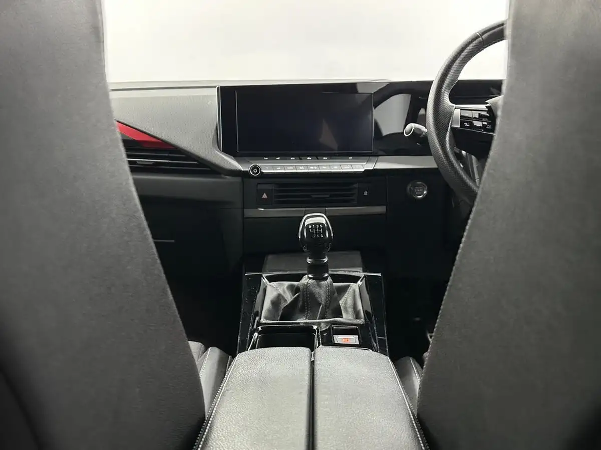 2022-vauxhall-astra-12-turbo-gs-line-hatchback-big-17