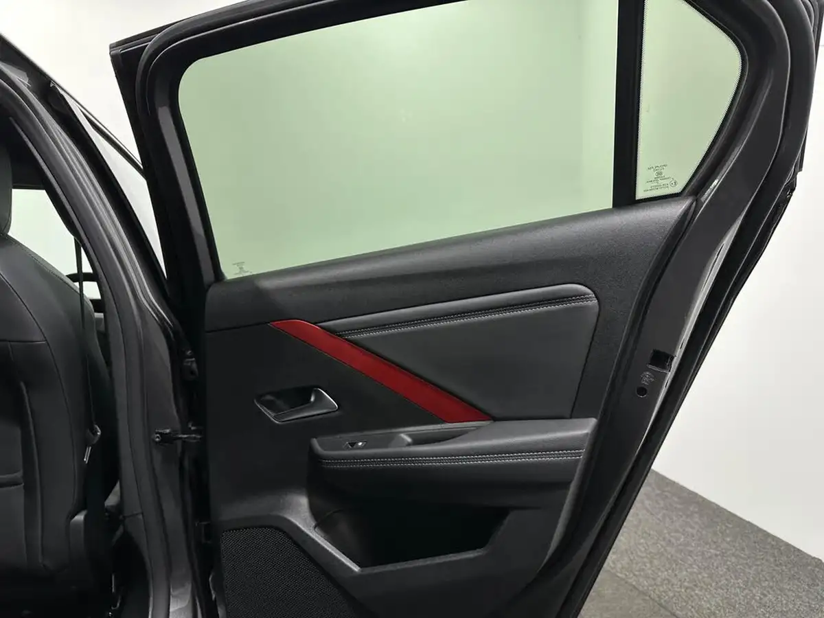 2022-vauxhall-astra-12-turbo-gs-line-hatchback-big-45