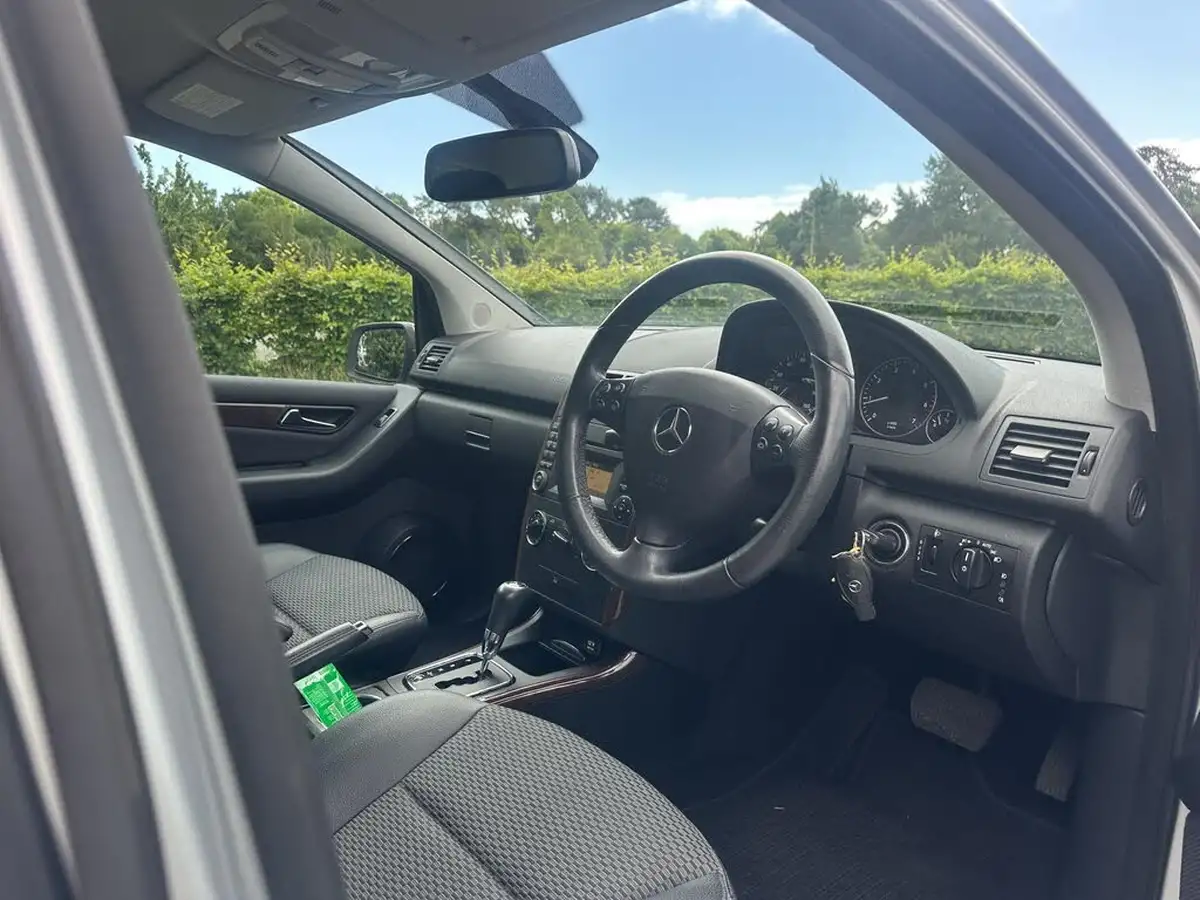 2011-mercedes-benz-a-class-15-a160-elegance-se-cvt-big-13