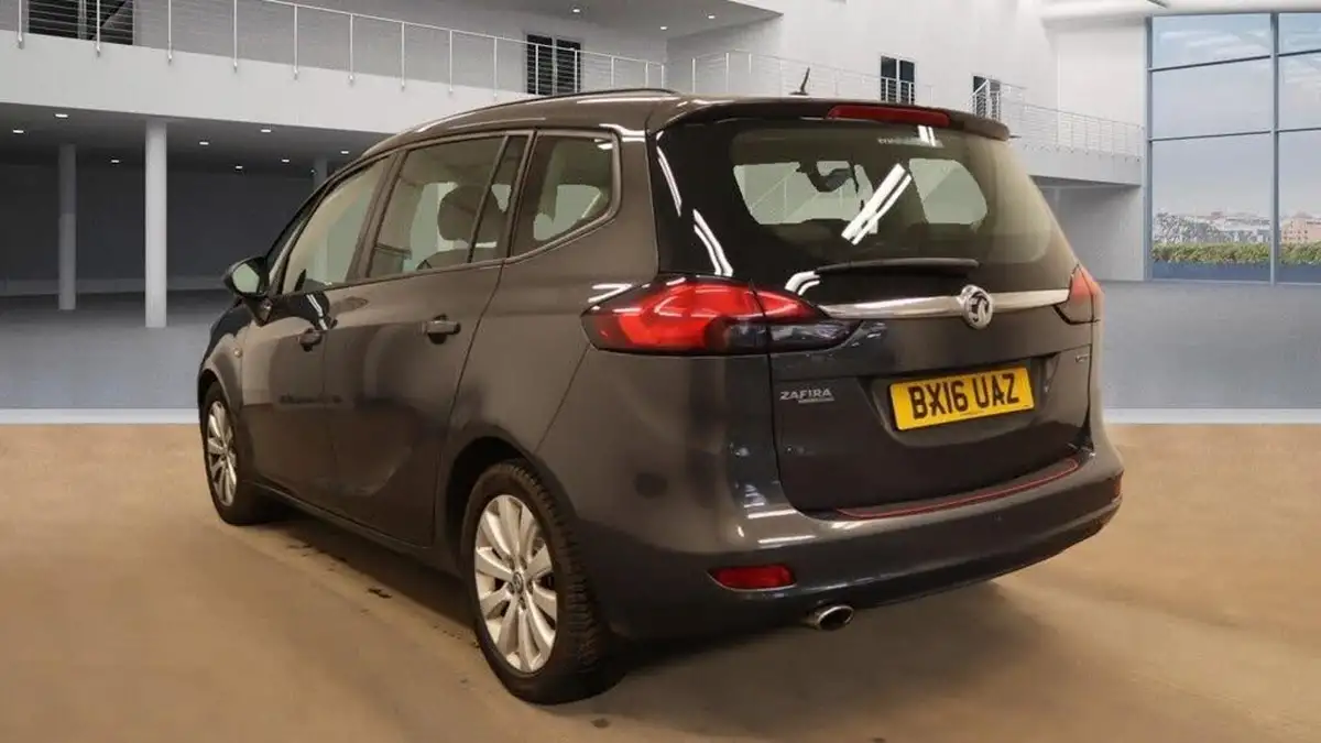 2016-vauxhall-zafira-tourer-20cdti-design-auto-big-2